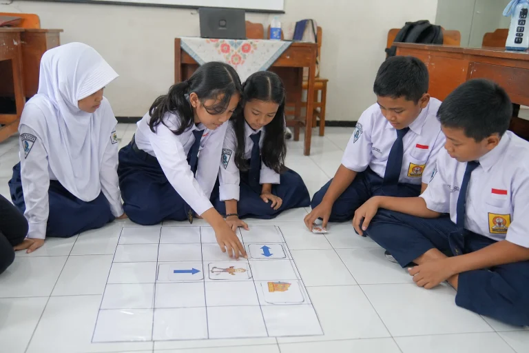 Koding anak tanpa layar menggunakan lembar kerja (worksheet) unplugged untuk melatih logika berpikir komputasional.